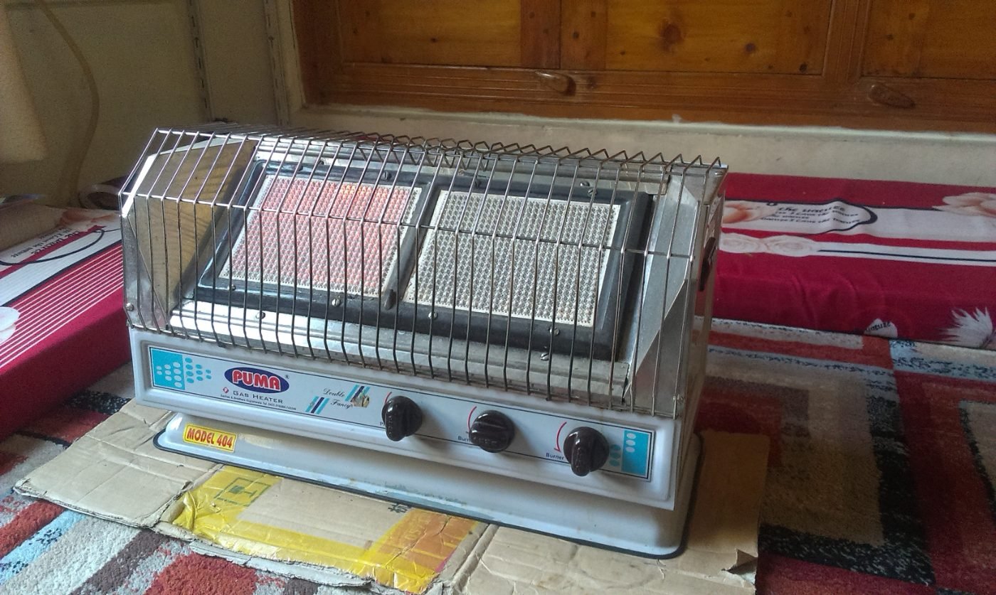Traditional gas room heater with ceramic burner plates