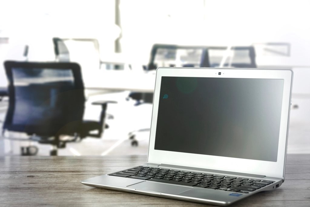 Office Desk Laptop – How to Write a Professional CV in Pakistan