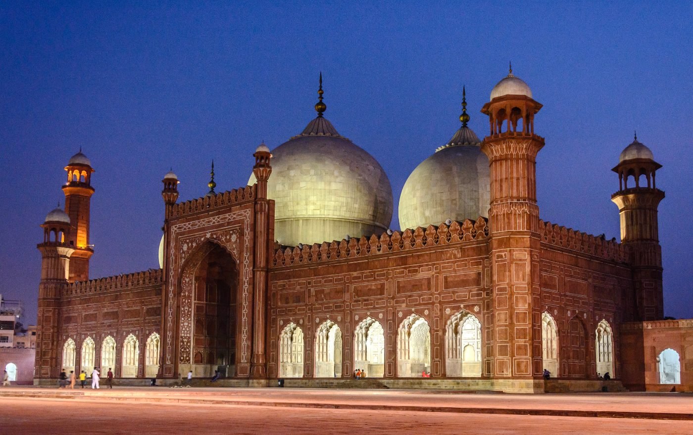 Badshahi Mosque Lahore illuminated at night